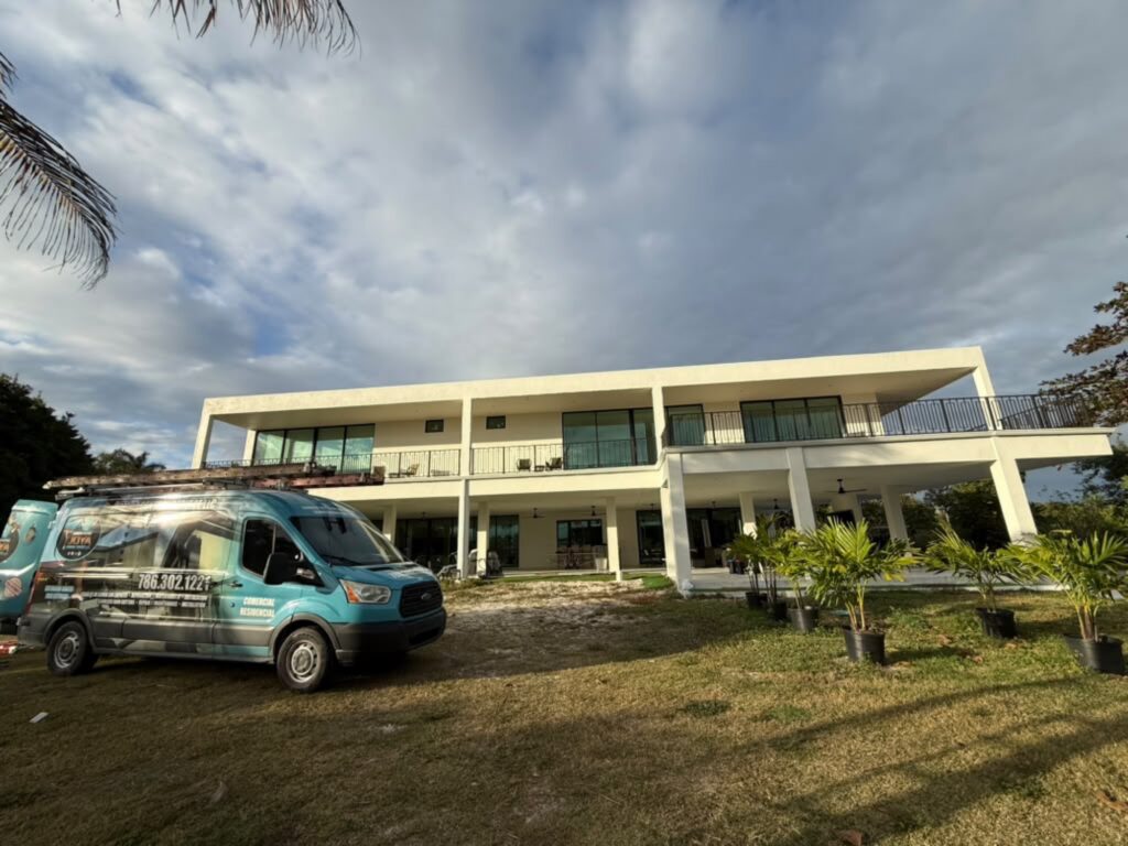 Seamless aluminium guttering installed in Opa-locka, Florida
