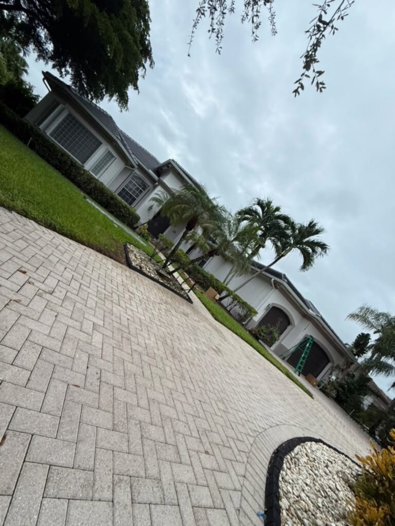 Seamless aluminium guttering installed in Opa-locka, Florida